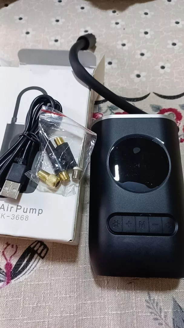 Compressor com cabo USB e bicos adaptadores fora da caixa